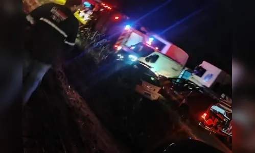 Engavetamento entre ônibus, carreta e caminhão deixa 12 feridos na PR-317