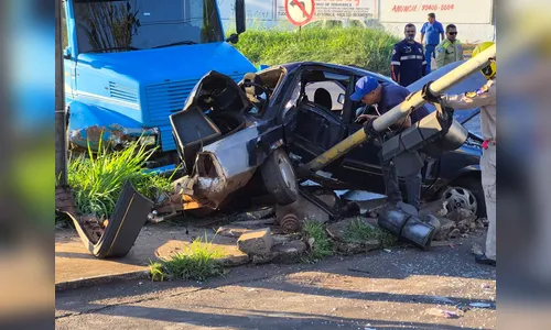 Caminhão destrói carro, derruba semáforo e trava trânsito em cruzamento de Londrina