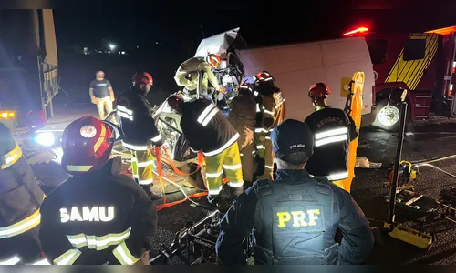 Mulher fica presa às ferragens após van bater na traseira de caminhão na BR-376