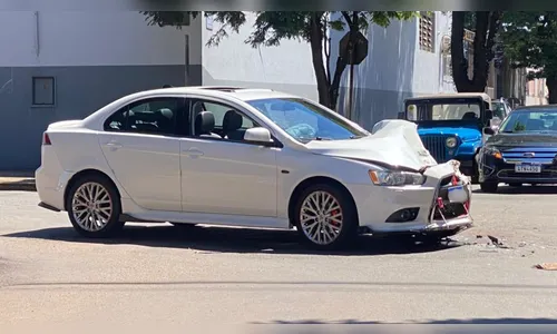 Colisão entre carro e caminhão é registrada em cruzamento do Jardim Apucarana