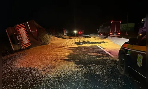 Caminhão tomba na BR-376, espalha 50 toneladas de soja e deixa trânsito lento