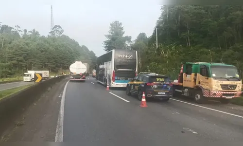 Acidente entre ônibus e carreta deixa um morto e sete feridos no Paraná