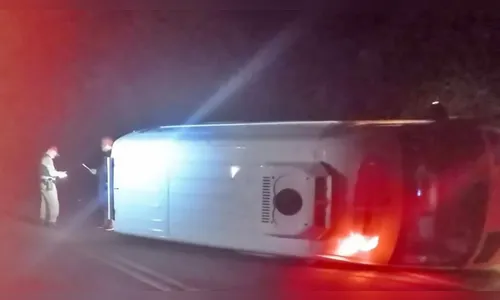 Ambulância tomba na PR-466 entre Manoel Ribas e Pitanga