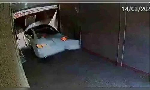 Homem bate carro em motel, foge com caminhonete furtada e acaba preso em quartel no PR
