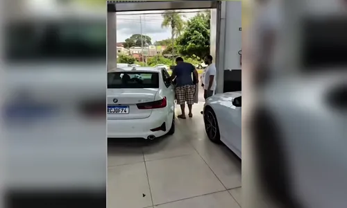 Cliente de bermuda e chinelo surpreende e compra duas BMW no Pix e vídeo viraliza