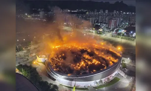 Fogo atinge cobertura do Velódromo na Barra e mobiliza 60 bombeiros nesta quarta