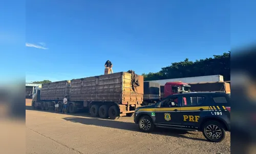 PRF apreende 150 mil maços de cigarros contrabandeados e prende casal no PR