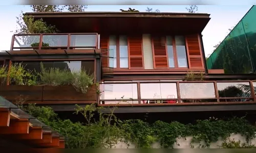 Apresentador da Globo vive em mansão de R$ 20 milhões com pau-brasil centenário no jardim; saiba quem