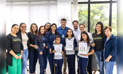 Prefeitura de Arapongas oficializa entrega de apostilas de Libras divididas em três níveis