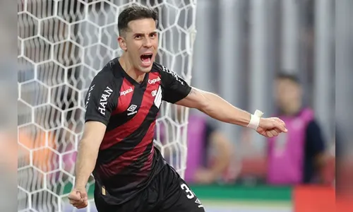 Athletico-PR goleia Botafogo por 4 a 1 e assume vice-liderança do Brasileirão