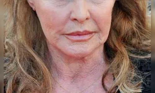 Atriz de 007 toma golpe de R$ 120 milhões; veja quem