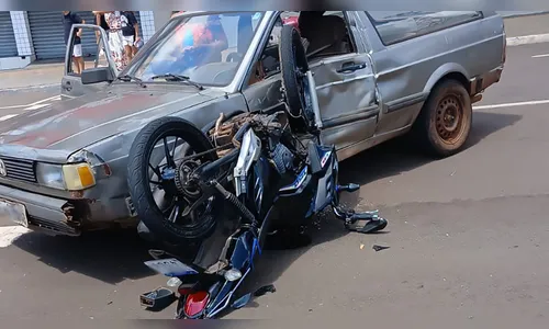 Motociclista fica ferido após batida com carro no centro de Ivaiporã