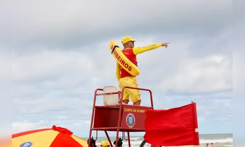 Bombeiros retomam buscas por jovem arrastado por corrente no litoral do PR