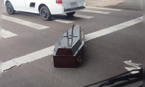 Caixão cai durante transporte no Paraná e cena impressiona; veja vídeo