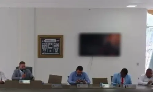 Vídeo pornográfico é exibido em telão da Câmara Municipal durante sessão