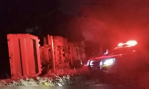 Caminhão perde controle, sai da pista e tomba entre Cândido de Abreu e Reserva