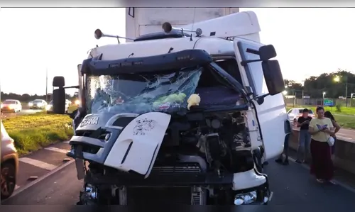 Engavetamento na BR-369 destrói cabine de carreta, mas termina sem feridos graves