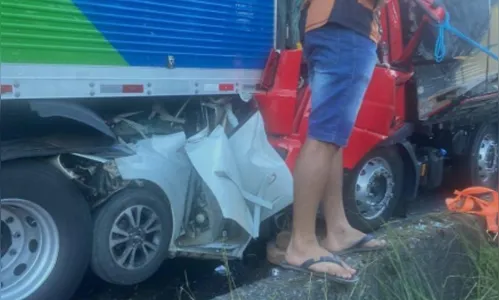 Carro é prensado entre dois caminhões na BR-116 e uma pessoa morre