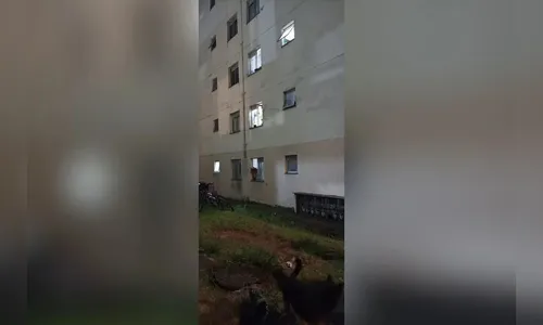Mulher pula do 2º andar com a filha para fugir das agressões do marido