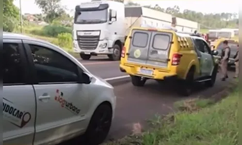 Polícia resgata motorista de app feito refém no próprio carro no PR; dupla foi presa