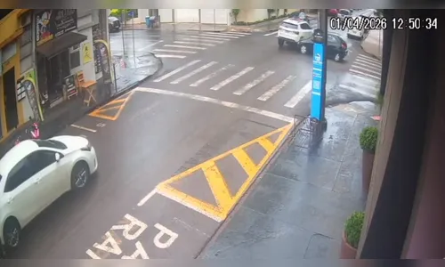 Câmera de segurança registra colisão entre três veículos no centro de Arapongas