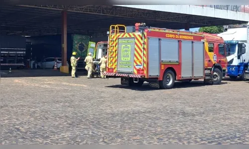 Homem sofre acidente de trabalho e fica ferido após prensar perna entre caminhões
