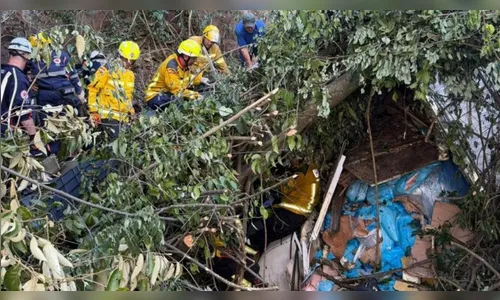 Caminhoneiro fica preso em ferragens por mais de cinco horas em SC