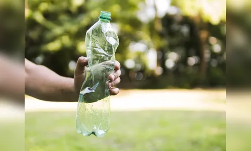 Estudo revela que garrafas de plástico podem virar remédio para Parkinson