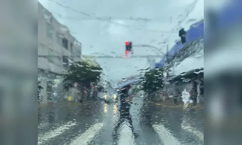 Frente fria avança e aumenta risco de tempestades no Paraná