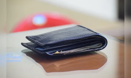 Idoso tem carteira furtada após deixar mulher entrar em casa para usar banheiro