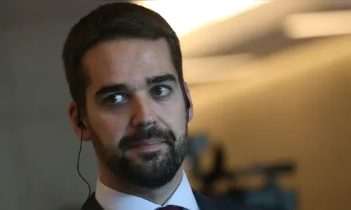 Eduardo Leite oficializa pré-candidatura à Presidência e ataca polarização