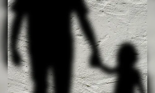 Homem acusado de importunar menina de 6 anos ameaça família com arma