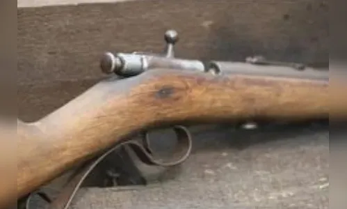 Homem é preso com espingarda modificada em sítio no Distrito de Correia de Freitas