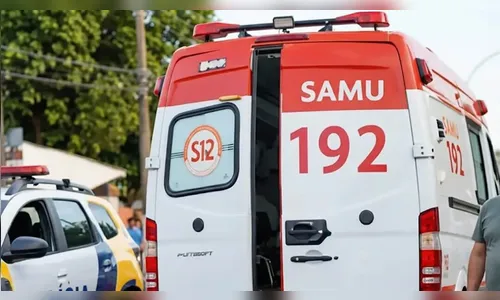 Homem parte para cima de policiais com machado e acaba baleado