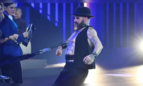 Homem puxa veículo de uma tonelada usando os mamilos; veja vídeo