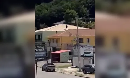 Vídeo: suspeito cai de telhado ao tentar fugir após furto de veículo no PR