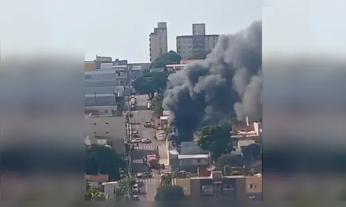 Incêndio começa em veículos e atinge casa no centro de Ivaiporã