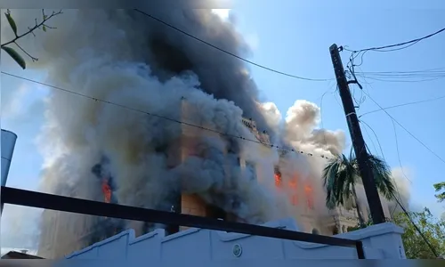 Incêndio de grandes proporções atinge prédio histórico de instituto de educação no PR; vídeo
