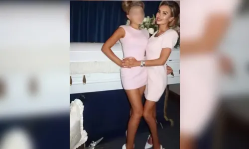 Influencer posta fotos ao lado do caixão da filha que morreu por bullying online; veja