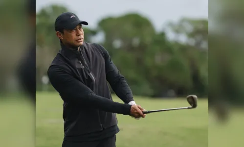 Tiger Woods diz que estava olhando o celular no momento de acidente de carro