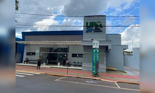 Condutor de bicicleta elétrica fica ferido após bater em carro parado