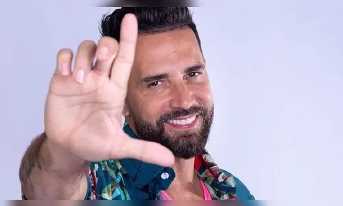 Latino faz harmonização facial e surge irreconhecível; veja foto