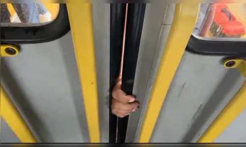 Motorista é indiciado por homicídio culposo após idosa ser arrastada com mão presa em porta de ônibus no PR