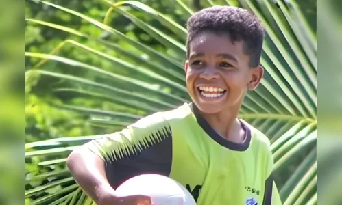 Menino de 13 anos é morto a tiros ao entrar em casa para buscar pipa