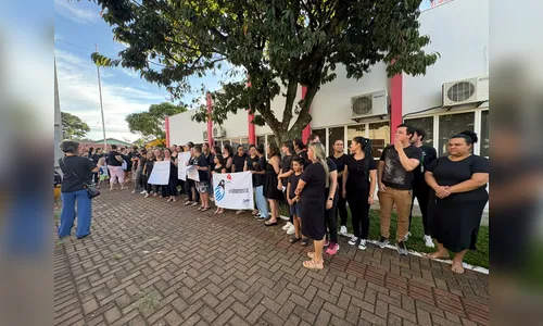 Professores municipais de Califórnia protestam por reajuste salarial em frente à Prefeitura