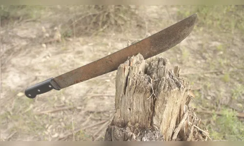Morador usa facão para expulsar trio de assaltantes que invadiu sua casa