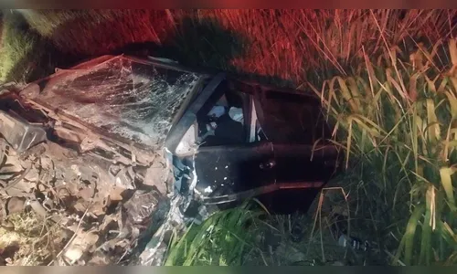 Motorista fica ferido após colisão entre carro e caminhão na PR-160