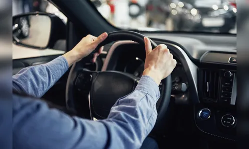 Briga de trânsito gera perseguição e denúncia de arma em Apucarana