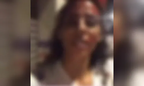 Mulher esfaqueia namorado após sofrer violência doméstica: “Tô indo presa, feliz”