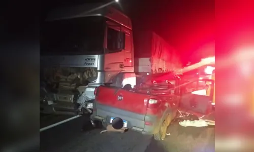 Acidente com duas picapes e carreta mata dois homens e fere bebê e criança no Paraná